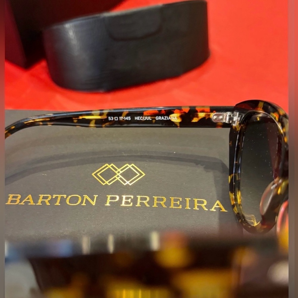 BARTON PERREIRA Tortoise Shell
Sunglasses Case & Magnetic closure w/Cardholder - Picture 4 of 15